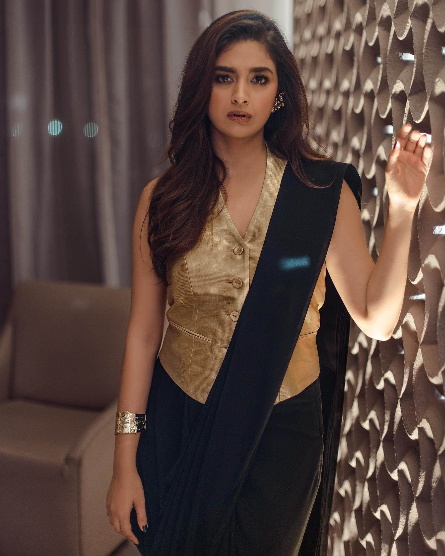 Keerthy Suresh brushes up her bossy babe style in black saree, take cues 832573