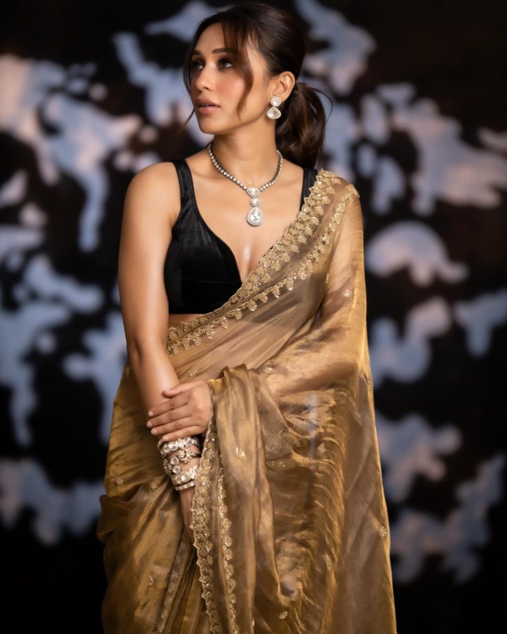 Mimi Chakraborty glams up in glitter gold saree, see pics 838938