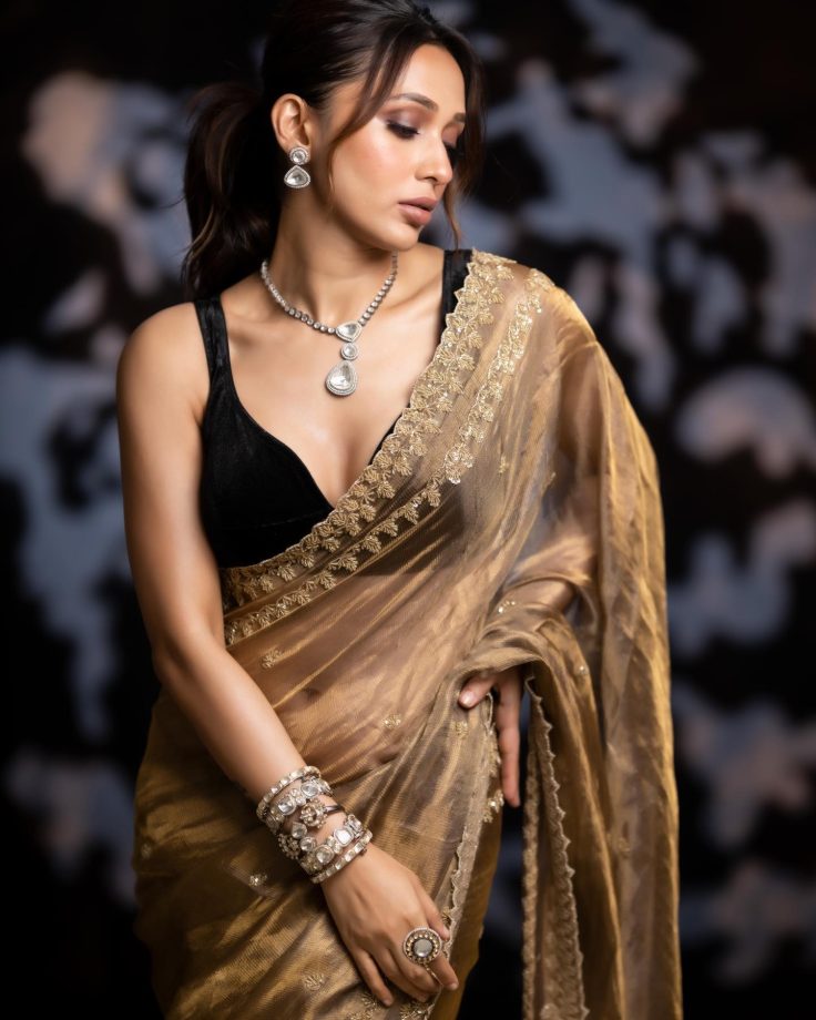 Mimi Chakraborty glams up in glitter gold saree, see pics 838939