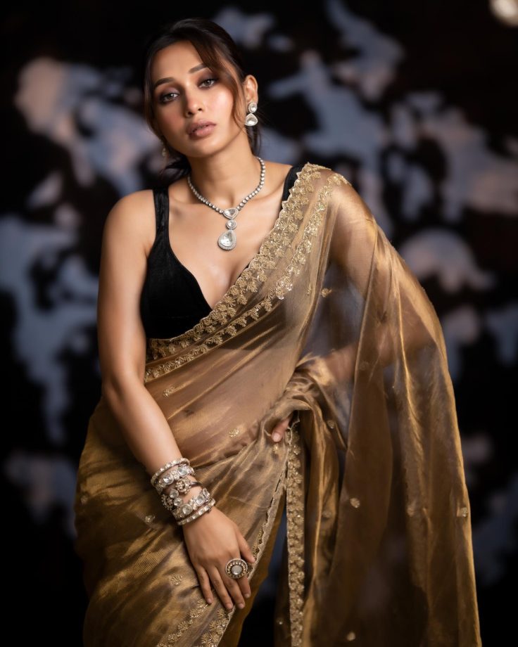 Mimi Chakraborty glams up in glitter gold saree, see pics 838940