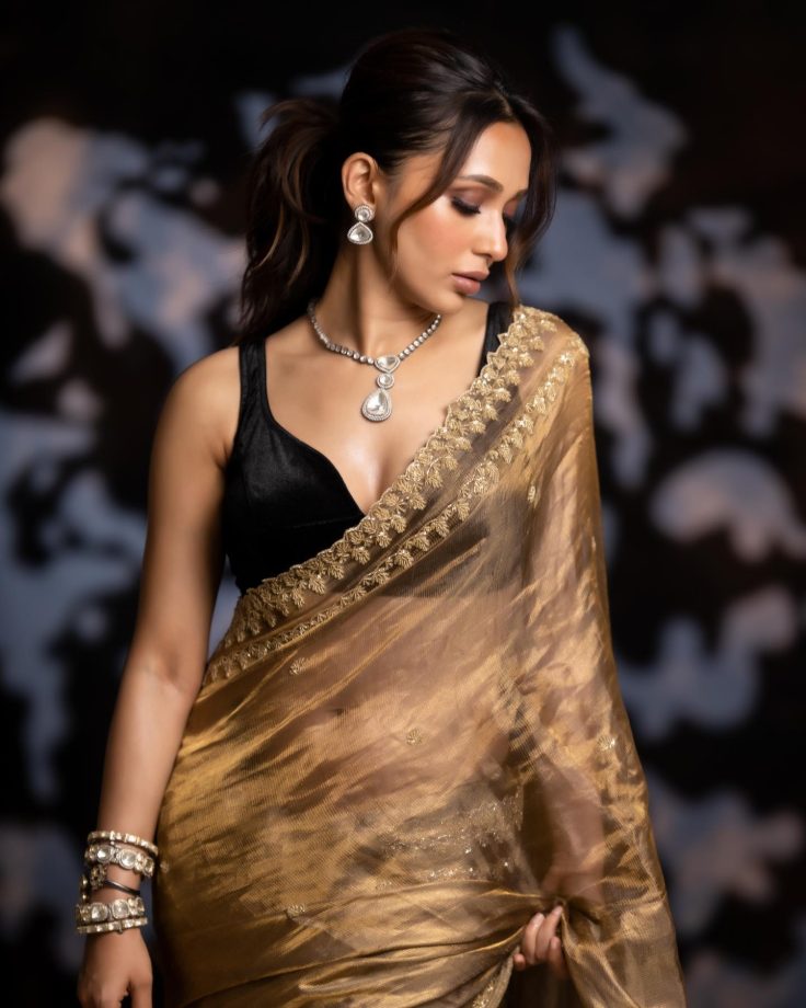 Mimi Chakraborty glams up in glitter gold saree, see pics 838937