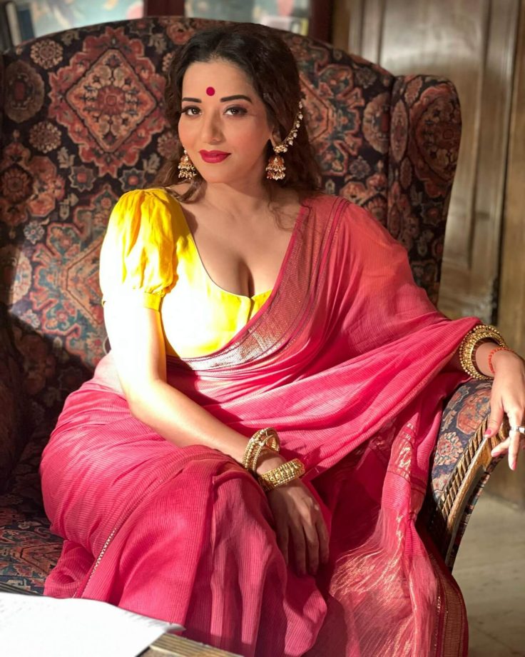 Monalisa Looks Magical In Jaw-Dropping Pink Saree; Check Here! 833165
