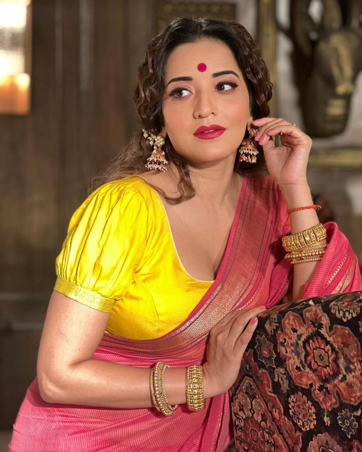 Monalisa Looks Magical In Jaw-Dropping Pink Saree; Check Here! 833168