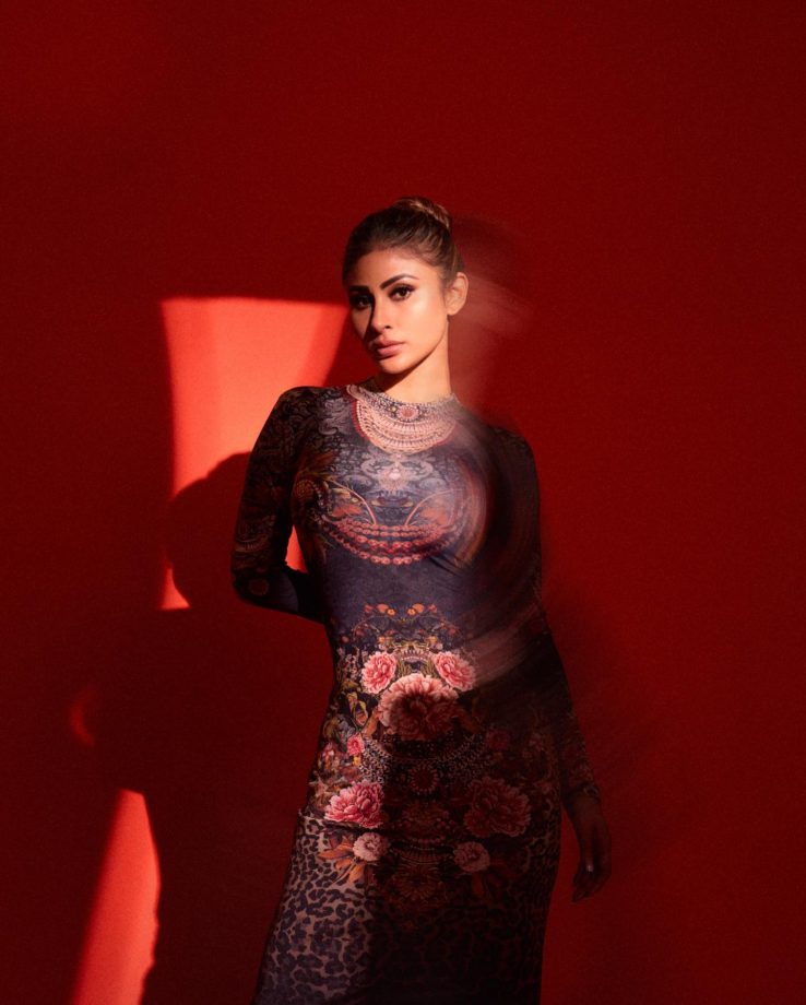 Mouni Roy flaunts curves in printed bodycon gown, netizens love it 822758