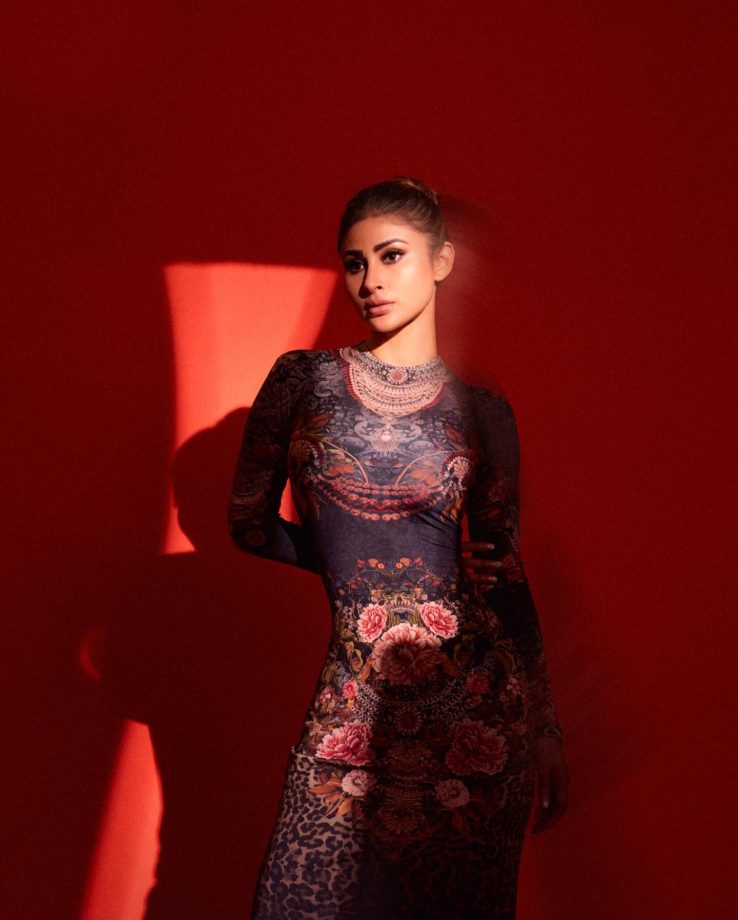 Mouni Roy flaunts curves in printed bodycon gown, netizens love it 822760