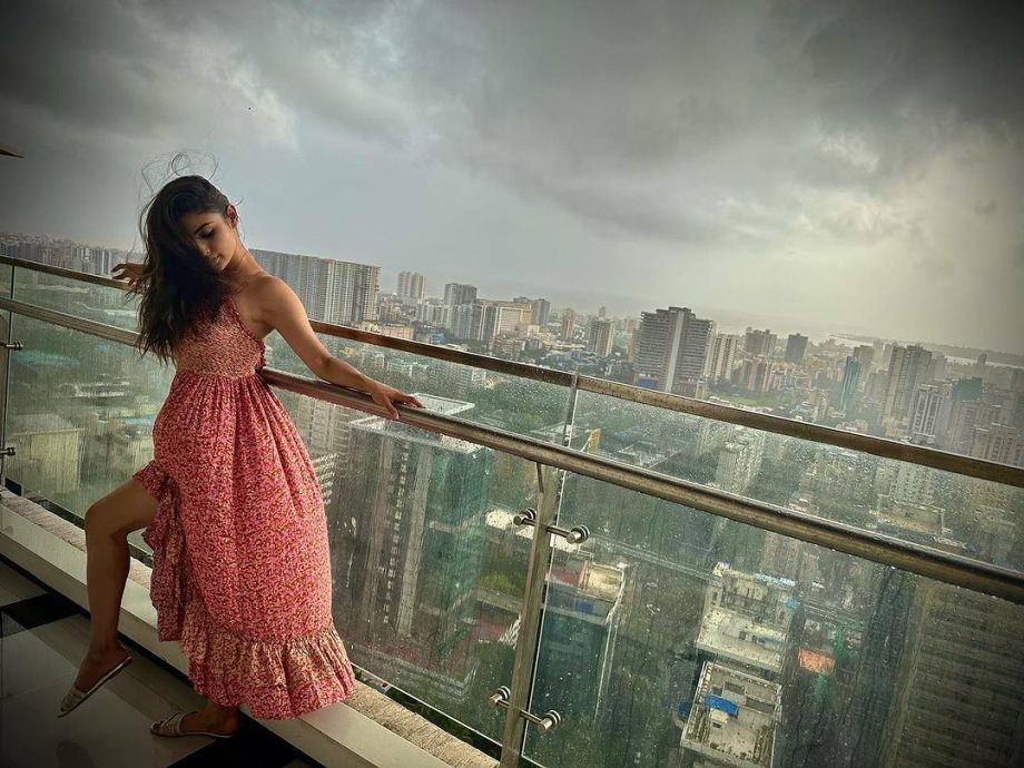 Mouni Roy’s chic monsoon look in pink dress makes fans crazy 832485