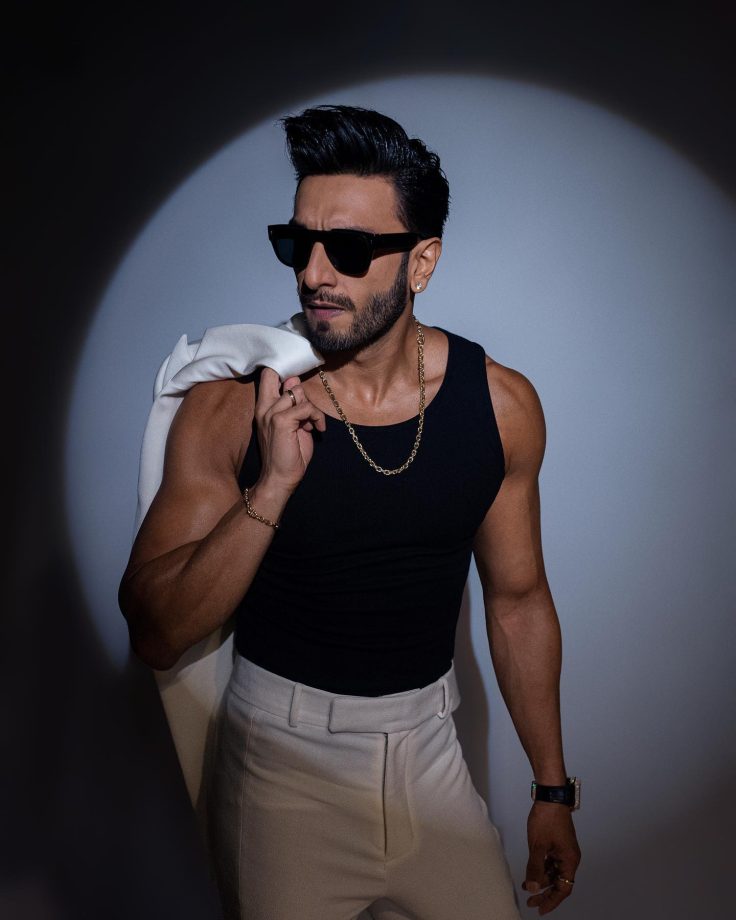 Ranveer Singh Looks Stylish In White Blazer, Flare Trouser With Accessories 837939