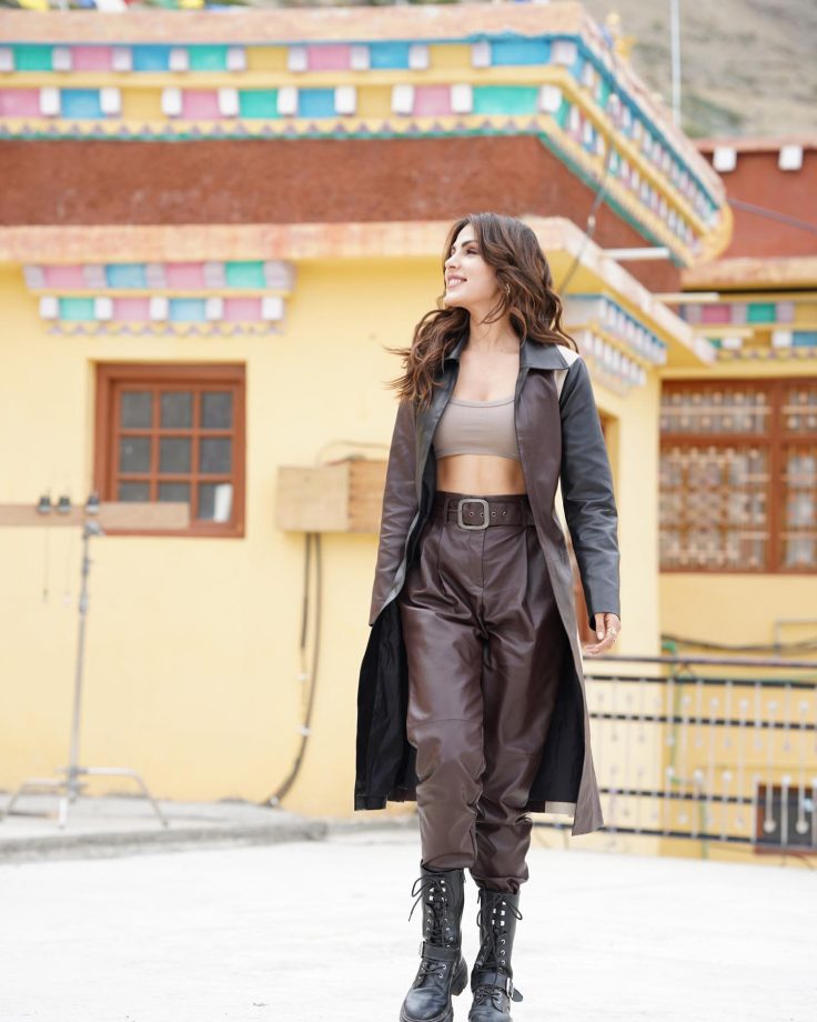 Rhea Chakraborty Flaunts Midriff In Leather Jacket And Pant 835727