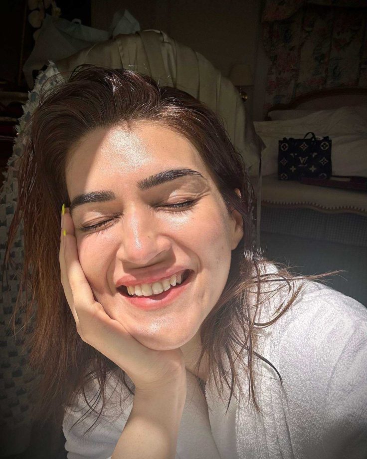 Shower, Sunlight, And Sunkissed Pictures- Kriti Sanon's Best Feel 837764