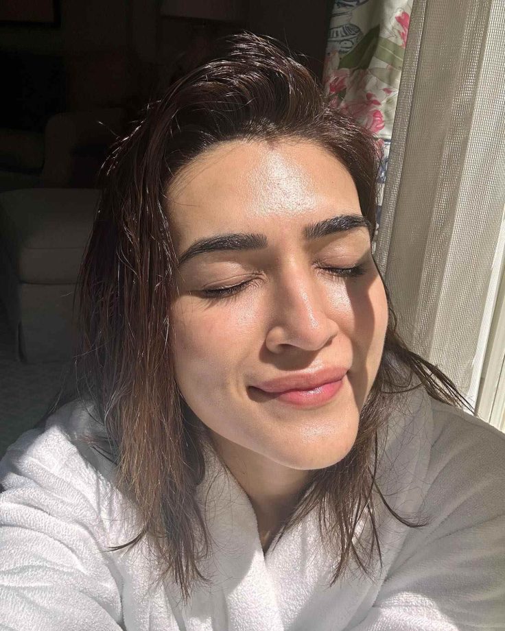 Shower, Sunlight, And Sunkissed Pictures- Kriti Sanon's Best Feel 837766