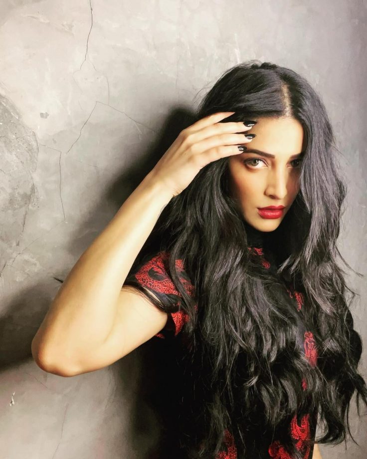 Shruti Haasan Flaunts Gothic Vibes In Printed Mini Dress And Bold Red Lips 835644