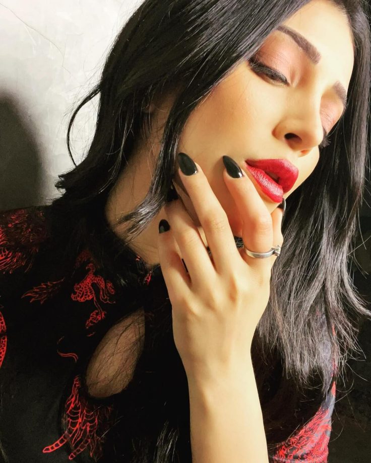 Shruti Haasan Flaunts Gothic Vibes In Printed Mini Dress And Bold Red Lips 835646