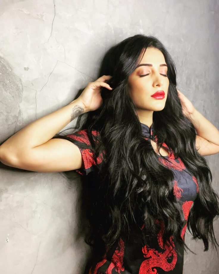 Shruti Haasan Flaunts Gothic Vibes In Printed Mini Dress And Bold Red Lips 835648