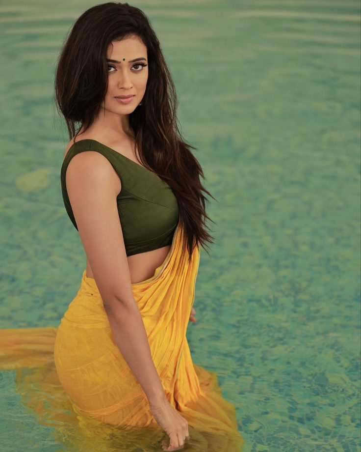 Shweta Tiwari raises sensuality bar in yellow saree, see pics 839179