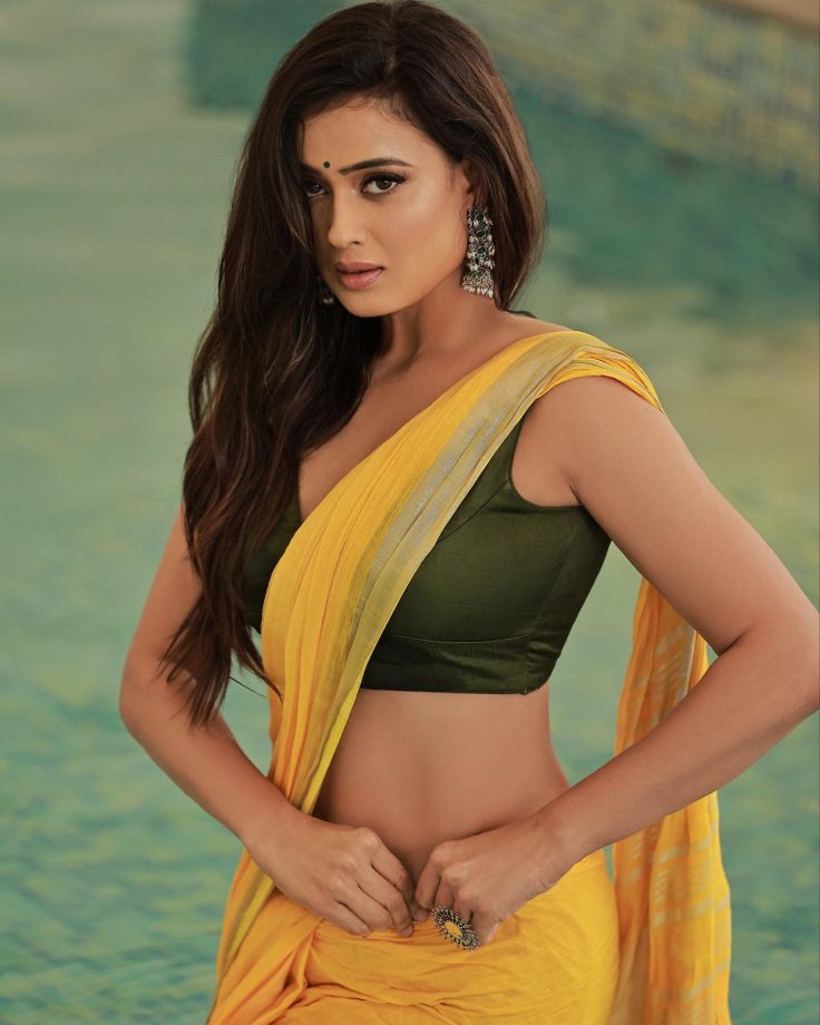 Shweta Tiwari raises sensuality bar in yellow saree, see pics 839180