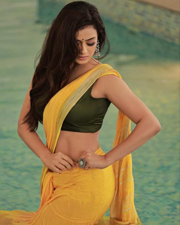 Shweta Tiwari raises sensuality bar in yellow saree, see pics 839181