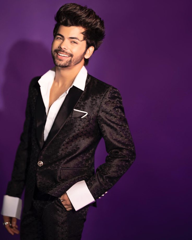 Siddharth Nigam slays the vintage glam in tailored suit, see pics 838124