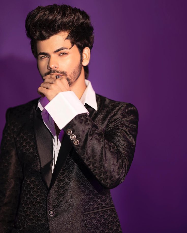 Siddharth Nigam slays the vintage glam in tailored suit, see pics 838122
