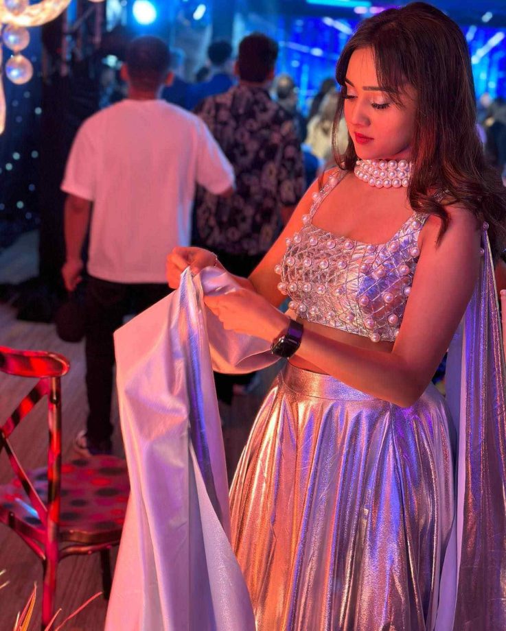 Stunner! Ashi Singh is all about glam in this silver lehenga choli, see pics 822867