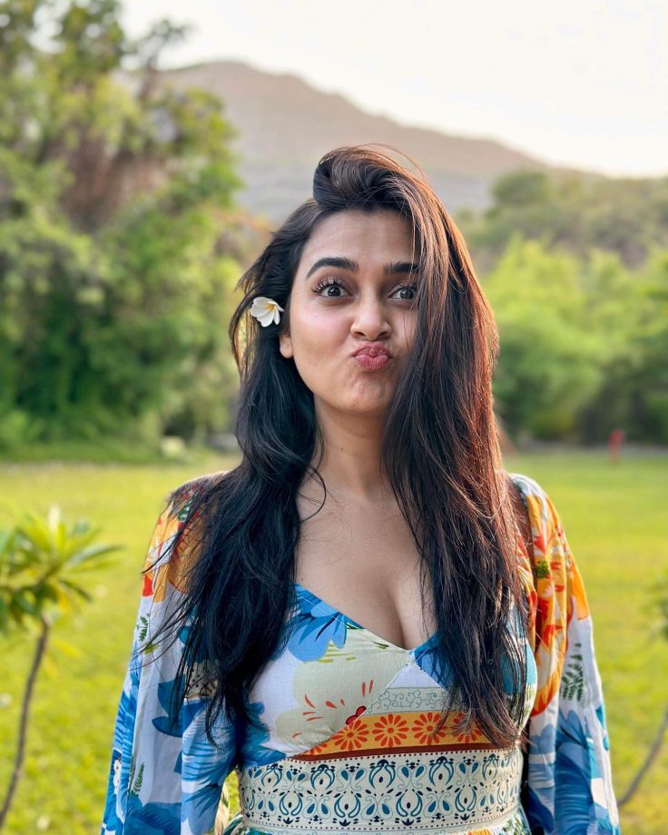 Tejasswi Prakash’s floral peplum silhouette is perfect for sunny monsoons, see pics 832067