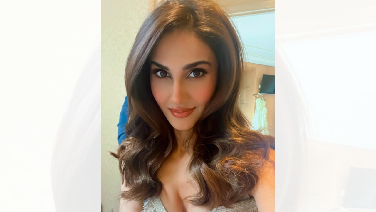 Vaani Kapoor Looks Sparkling In Rosy Makeup; Fan Says 'Literally Flawless' 837634