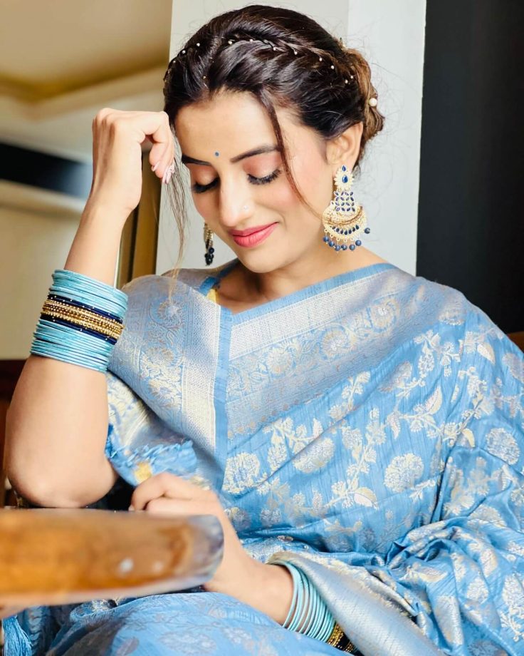 Akshara Singh is crafting traditional elegance in blue saree, see pics 846120
