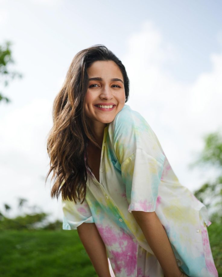 Alia Bhatt’s tie-dye couture is all Monsoon perfect, see pics 843598