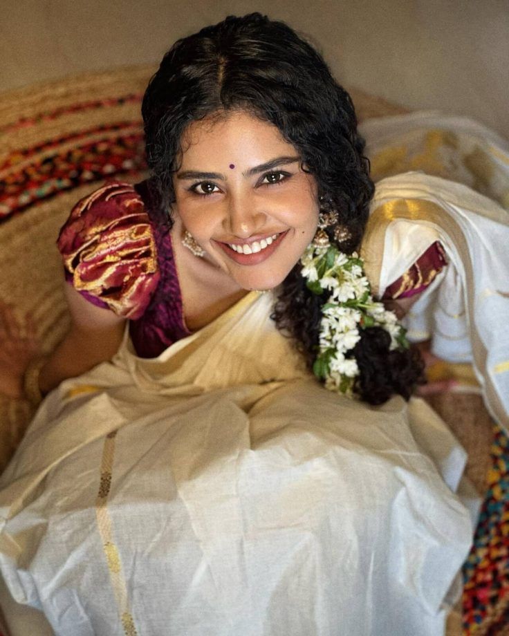 Anupama Parameswaran Celebrates 'Onam' In Traditional South Silk Saree With Jagra Bun 846924