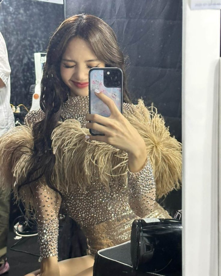 Blackpink Lisa Is All 'Glitter And 'Gold' In Pictures 840907