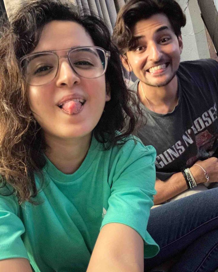Cute Chemistry: Darshan Raval and Shirley Setia get all candid and smiles in Faasla 841587