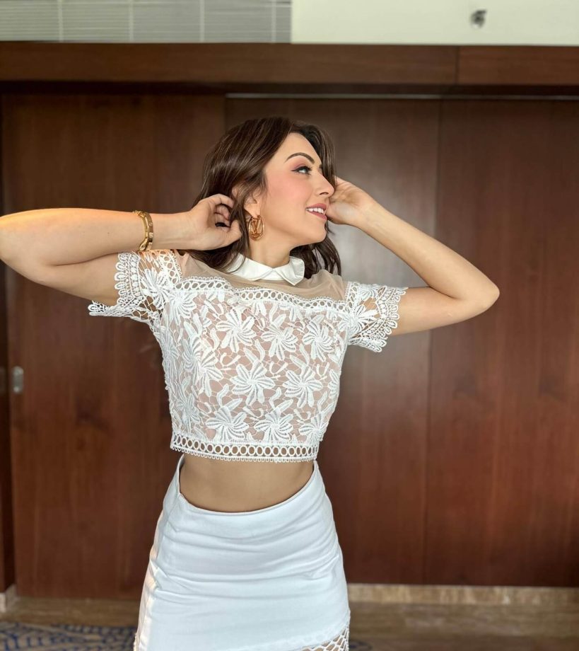 Hansika Motwani’s intricate floral designed white crop top and mini skirt look perfect for a cosy day out 845342