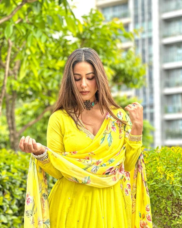 Hina Khan radiates elegance in plunging neckline lime green salwar suit: A fashion masterpiece 846024