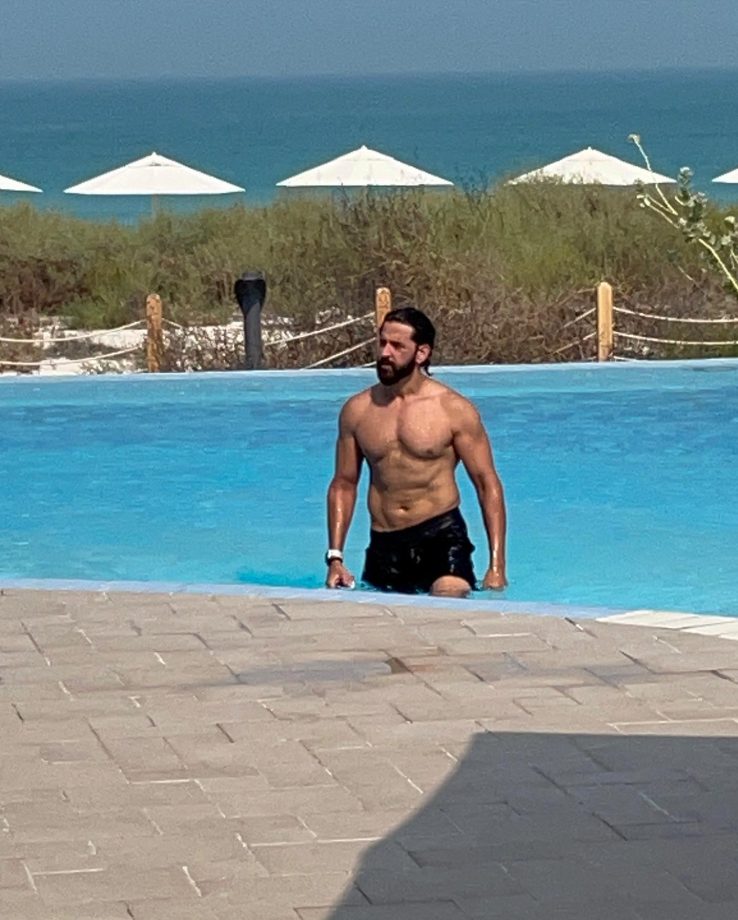 Hrithik Roshan Flaunts His Chiselled Abs In Latest Photos, Girlfriend Saba Azad Reacts 844232