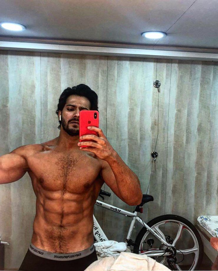 In Pic: Varun Dhawan sets internet ablaze as his chiselled abs 844894