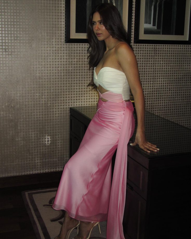 In Pics: Sonam Bajwa goes chic personified in this cheeky white-pink co-ords 840033