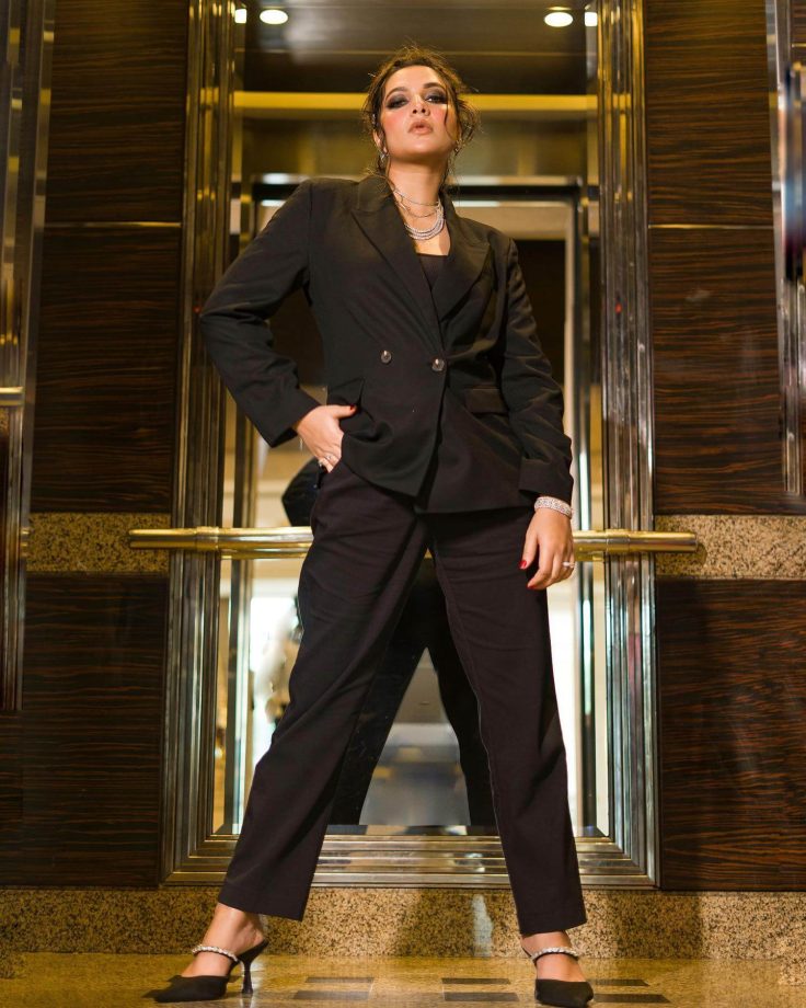 In Pics: Subhashree Ganguly spells fashion frenzy in black pantsuit 843945