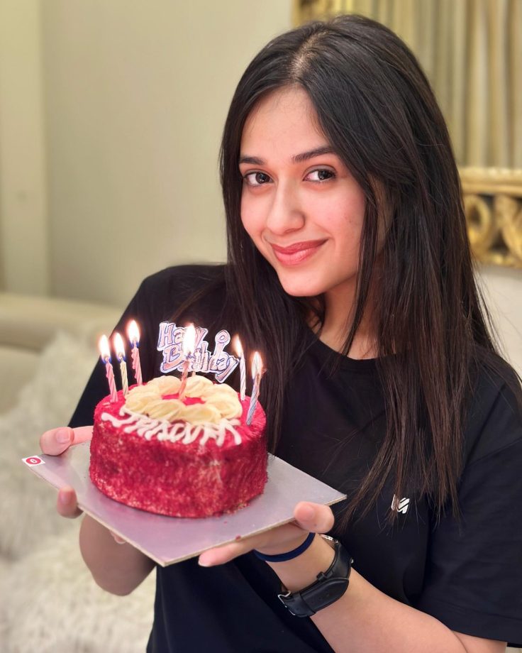 Jannat Zubair Makes Her 22nd Birthday Special With Red Velvet Cake, See Here 846772