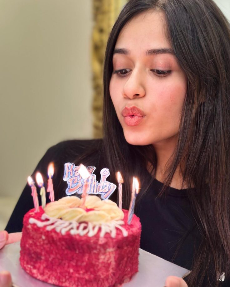 Jannat Zubair Makes Her 22nd Birthday Special With Red Velvet Cake, See Here 846774