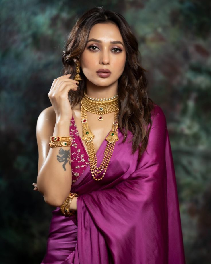 Mimi Chakraborty calls for a regal affair in silk saree, see pics 847602
