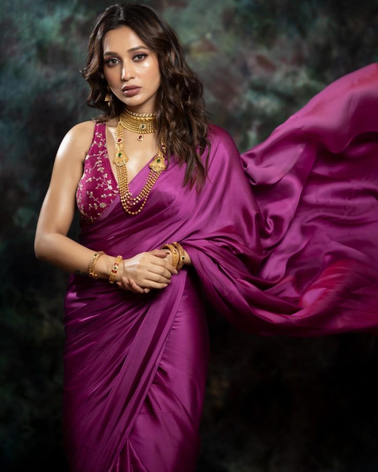 Mimi Chakraborty calls for a regal affair in silk saree, see pics | IWMBuzz