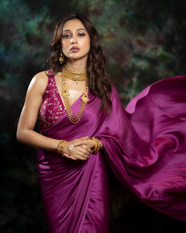 Mimi Chakraborty calls for a regal affair in silk saree, see pics 847601