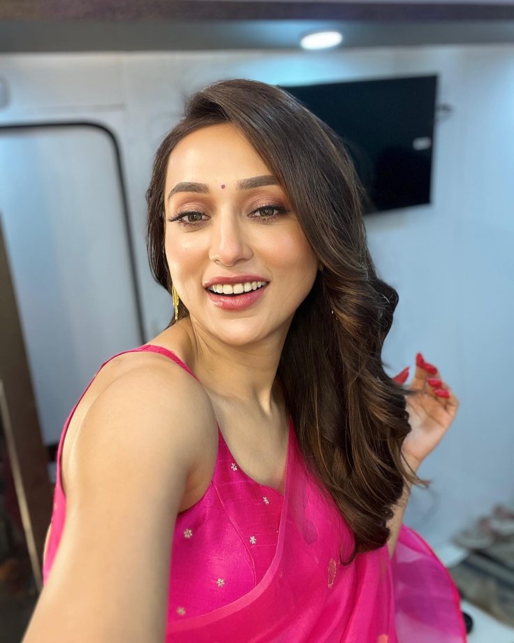 Mimi Chakraborty Is All Glowing In Pink Saree In Mirror Selfie 840087