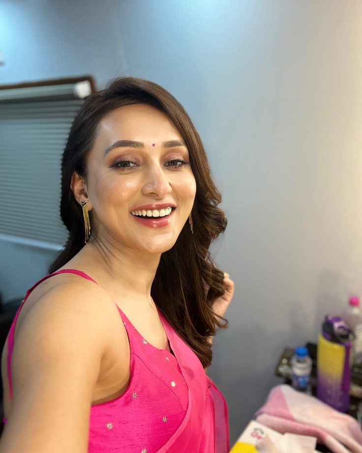 Mimi Chakraborty Is All Glowing In Pink Saree In Mirror Selfie 840089