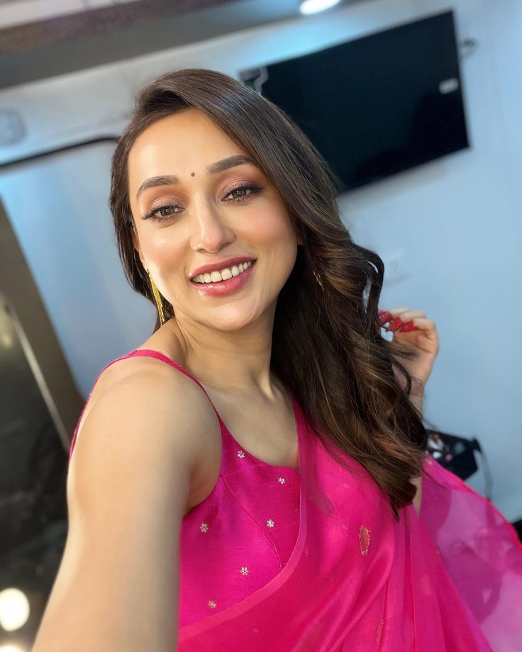 Mimi Chakraborty Is All Glowing In Pink Saree In Mirror Selfie 840090