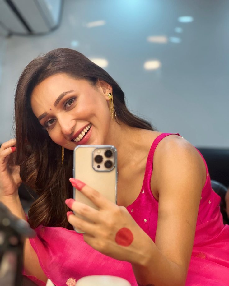 Mimi Chakraborty Is All Glowing In Pink Saree In Mirror Selfie 840091