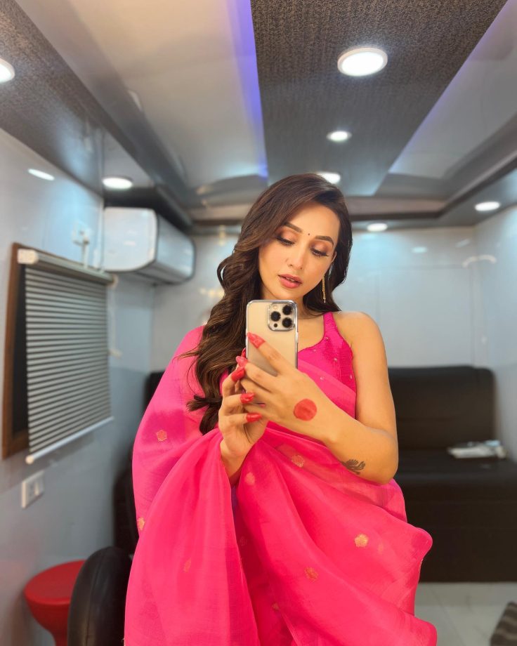 Mimi Chakraborty Is All Glowing In Pink Saree In Mirror Selfie 840086