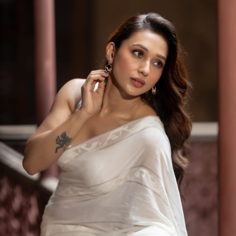 Mimi Chakraborty's Saree Saga Is All 'Dreamy' And 'Divine' 844366