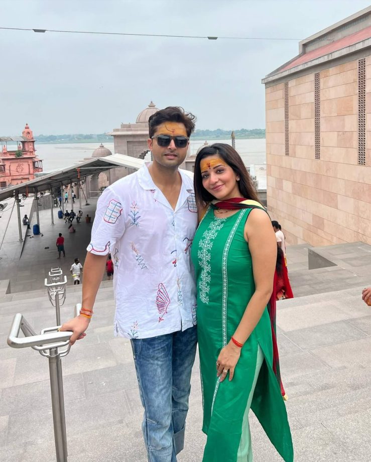 Monalisa With Hubby Vikrant Singh Seeks Blessings From Kashi Vishwanath; Check Out Photos 840036