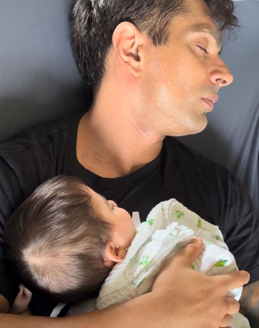 Picture of Papa Karan Singh Grover Cuddling His Daughter Devi Is An Endearing Watch; Check Here 845388