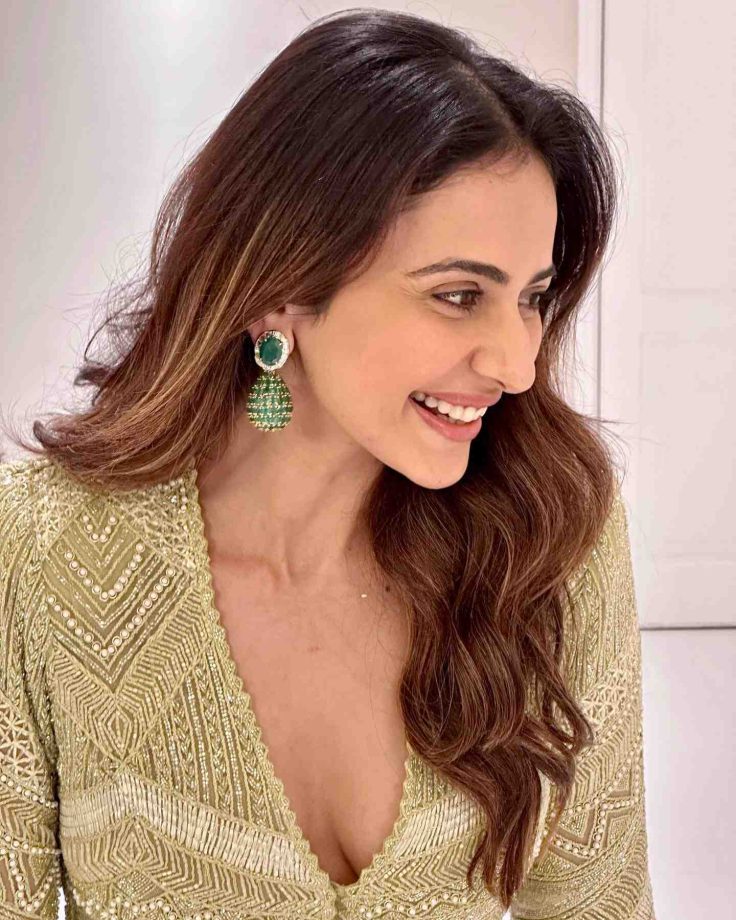 Rakul Preet Singh Looks Ravishing In Soft Gold Outfit And Accessories 841663